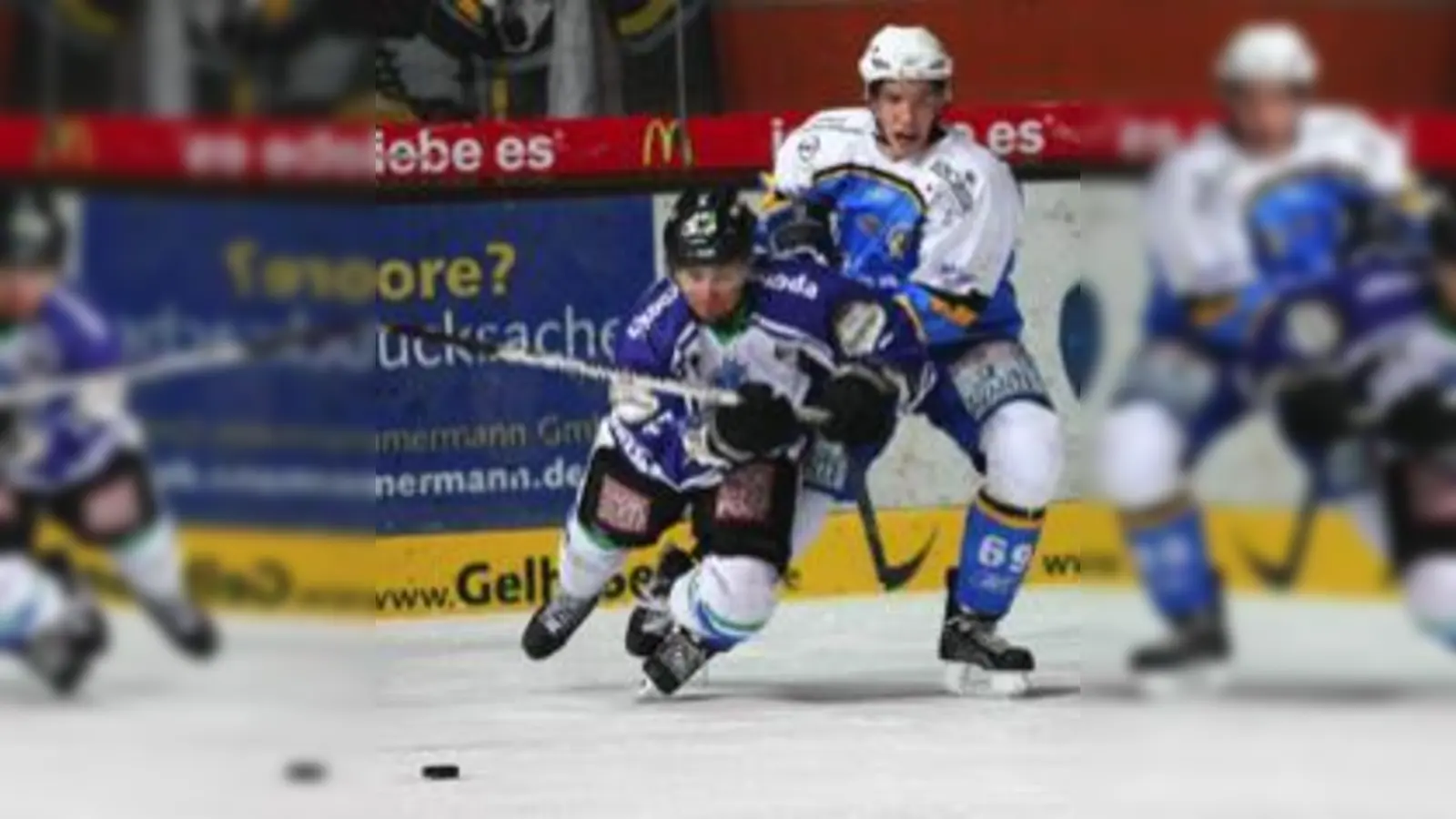 Florian Kettemer (re.), gegen Dresden noch im EHC-Trikot, ab der kommenden Saison eine Etage höher bei den Augsburger Panthern unter Vertrag.   (Foto: RST)