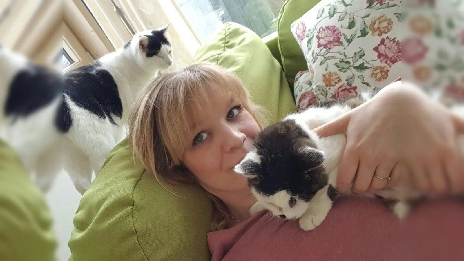 Die 8-jährige Gina (hinten im Bild) hat sich mit Bumble-Bee bereits angefreundet und gönnt dem Neuzugang die Kuscheleinheit mit Frauchen Franzisca Flattenhutter. (Foto: privat)