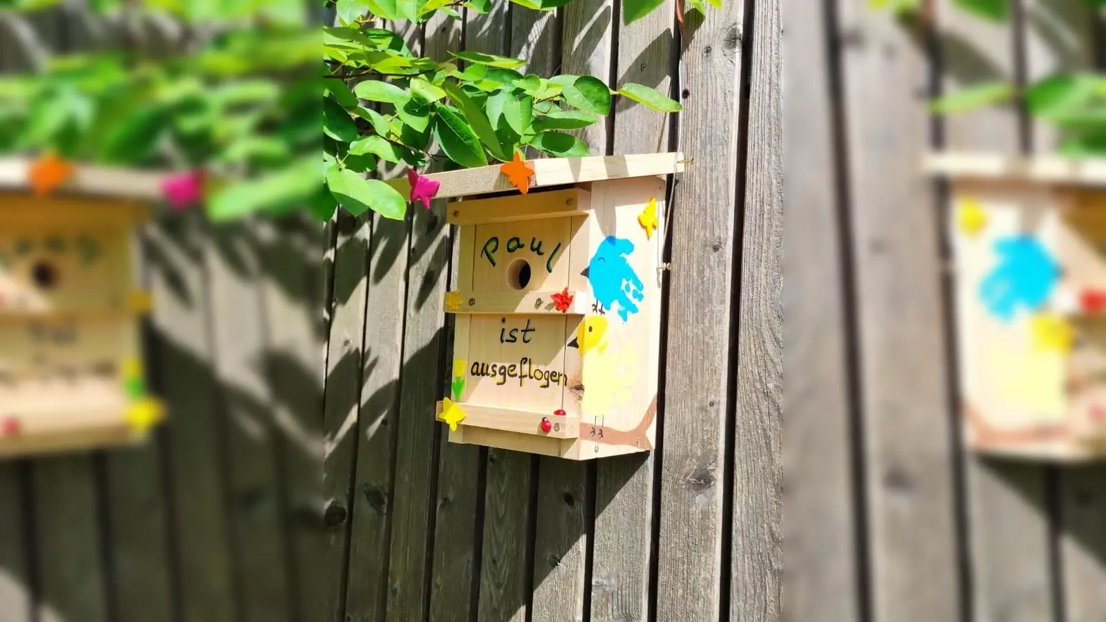 Zu einem fröhlichen Sommerfest trafen sich die Kinder und Eltern mit den Betreuuern der Großtagespflege. Zum Abschied gab es einen selbstgebautes Vogelhäuschen.  (Foto: Trommer)