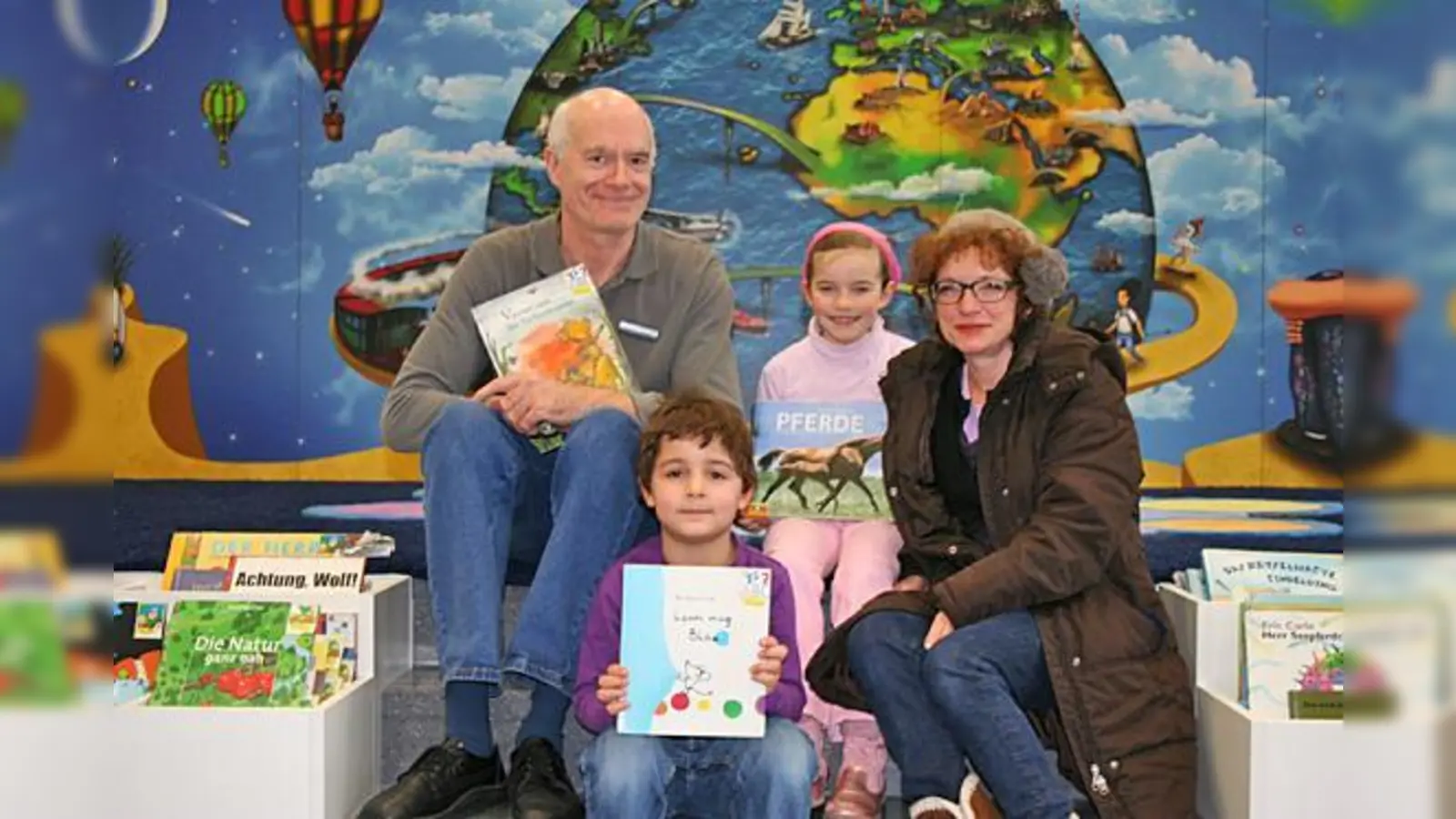 Die Stadtbibliothek Hasenbergl verzeichnet einen Besucheransturm. Auch der Kinderbereich ist sehr beliebt, Bibliotheksleiter Nikolaus Schwarzenberg präsentiert sich voller Stolz mit kleinen und großen Besuchern.    	 (Foto: ws)