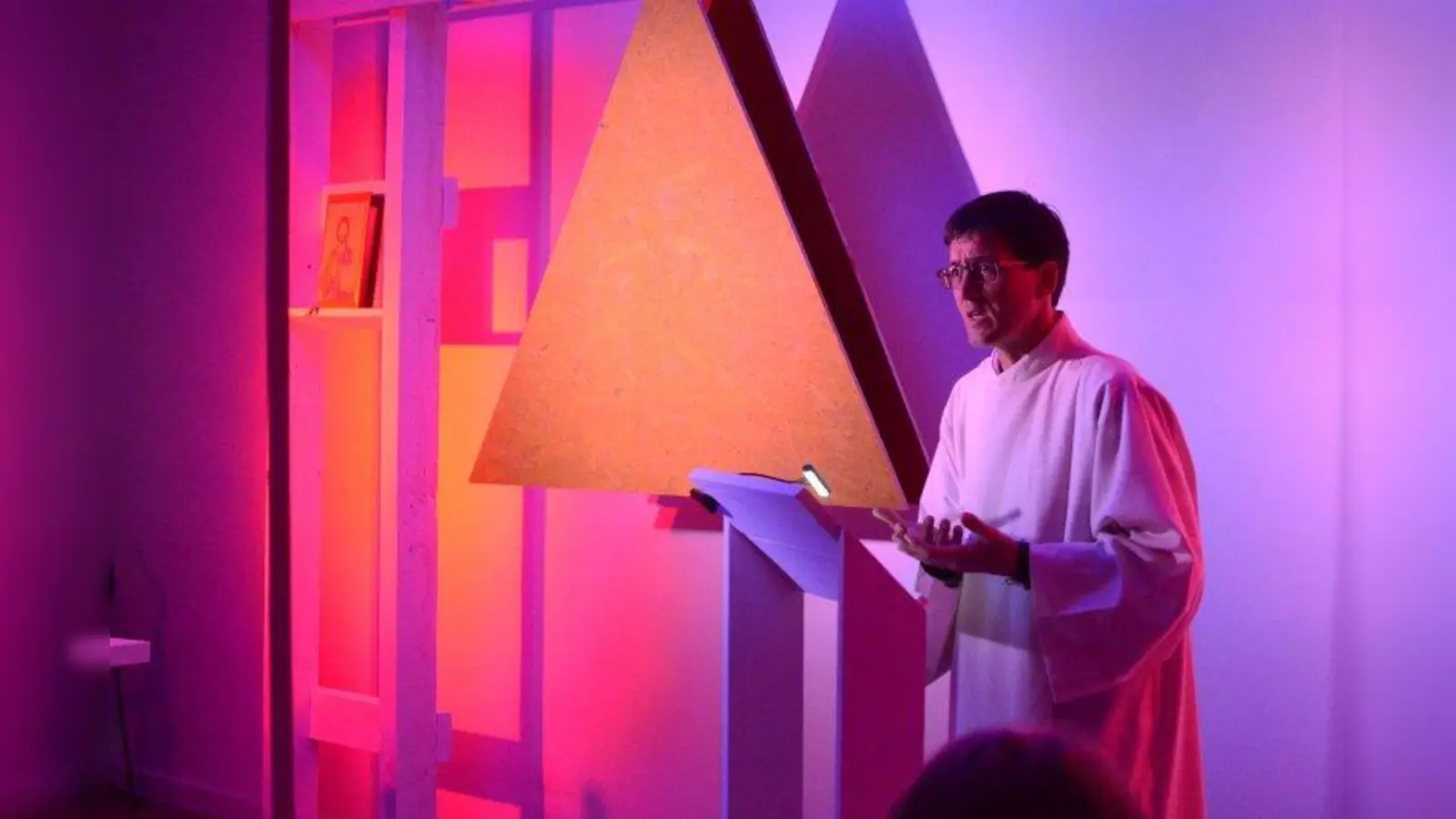 Pastoralreferent Erich Hornstein thematisiert im „Moonlight Prayer” in St. Margaret Gewinn- und Verlustrechnung. (Foto: Thomas Geisberg)