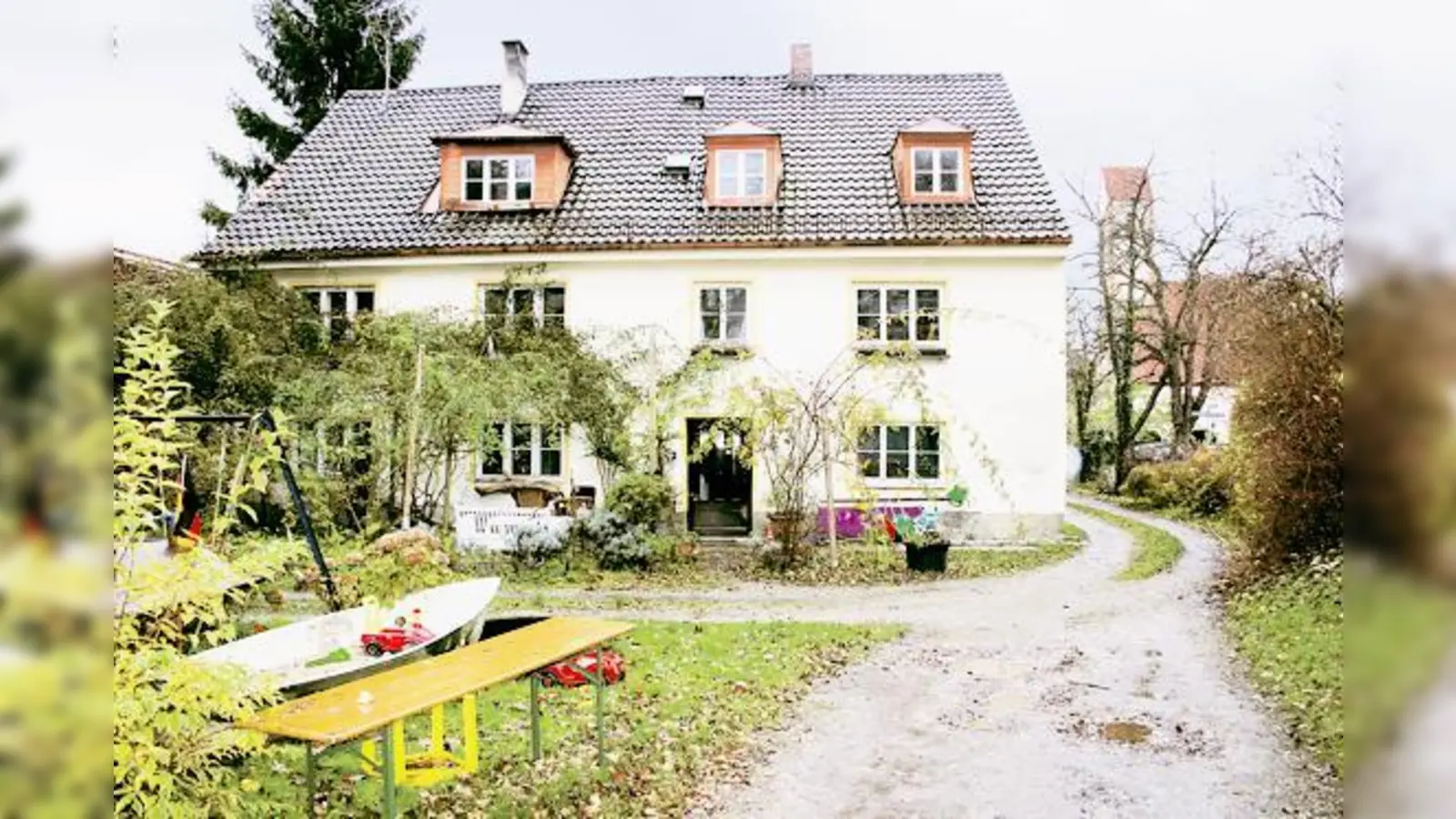 Das Haus in der Moosacher Franz-Fihl-Straße 10 soll zwei neuen Wohngebäuden weichen.	 (Foto: mka)