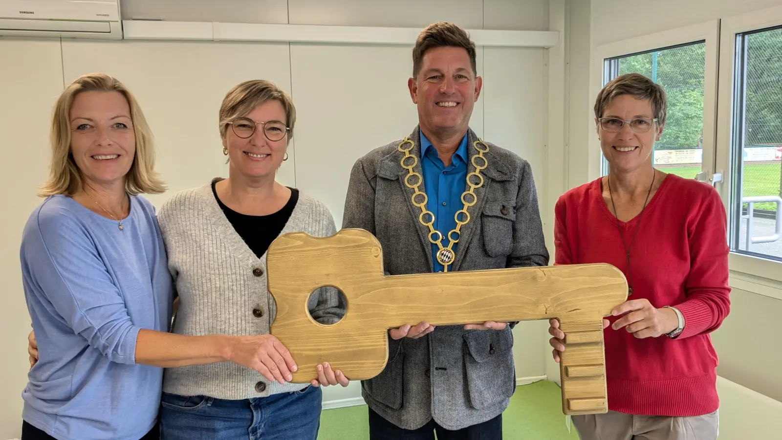 Bei der Übergabe der neuen Container (v.l.) Kati Parthum (Leitung Mittagsbetreuung 3), Brigitte Haas: Geschäftsführung INTEGRA e.V., Brgm. Ullrich Sander und Christina Wiehl (Leitung INTEGRAHaus). (Foto: Integra)