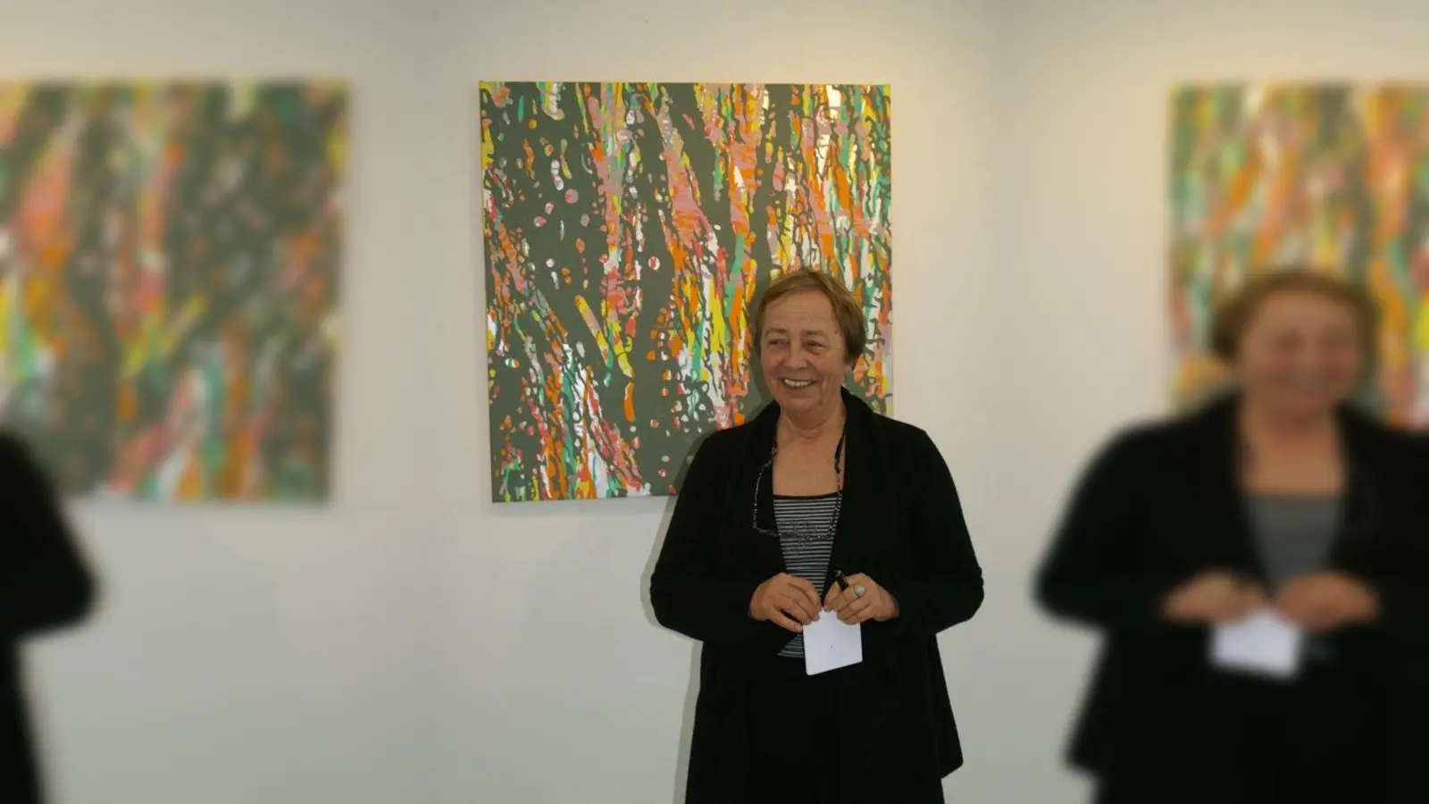 Renate Haffner vor ihrem Lieblingsbild, das sie bei der Erschaffung viele Nerven gekostet hatte. (Foto: ar)