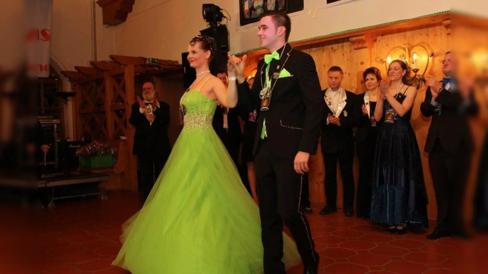 Erster offizieller Auftritt: Prinz Felix I. und Prinzessin Verena I. sind das Prinzenpaar des Faschingsclub Neuhausen für die Saison 2015/16. (Foto: FCN)