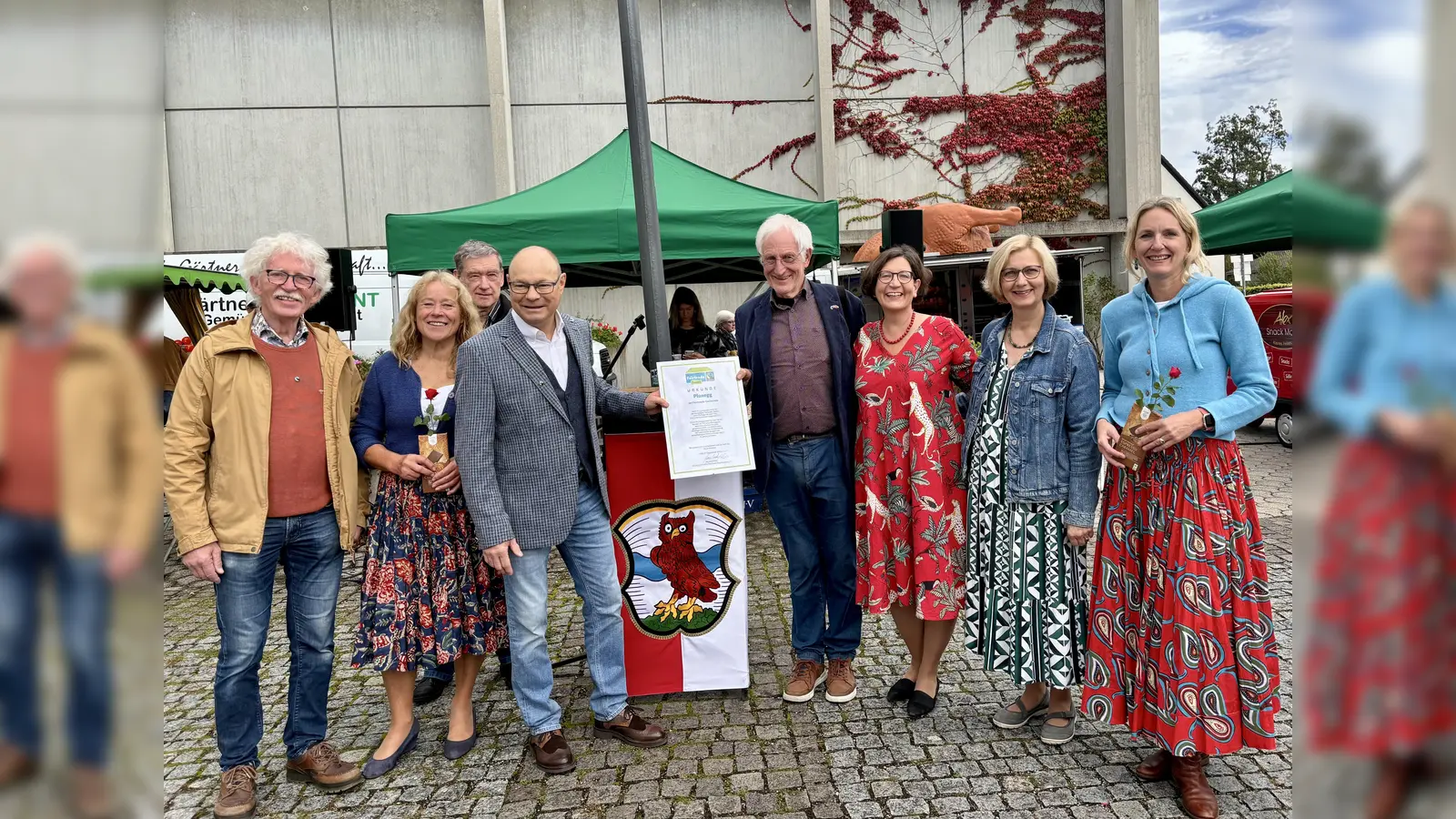 Planegg ist die dritte Würmtalgemeinde mit dem Titel „Faire Gemeinde” (von links): Roman Brugger, Eva Schreier, Stefan Haslinger, Bürgermeister Hermann Nafziger, Fairtrade-Botschafter Manfred Holz, Karola Albrecht von der VHS, Christine Samhammer vom FEO-Gymnasium und Silke Vilgertshofer von der Gemeinde.  (Foto: Ulrike Seiffert)