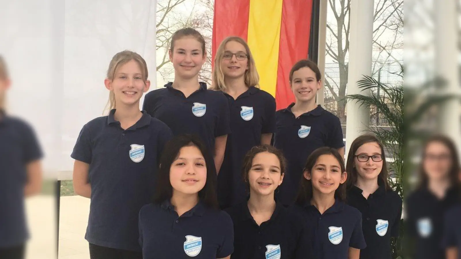 Erfolgreiche Schwimmerinnen: vorne von links: Theresa Sanchez-Torres, Holly Stephan, Sara Charrad, Fernanda Brunner. Hinten von links: Delia Perissinotto, Michelle Pfaller, Annika Grob, Julia Pietrowski. (Foto: pr)