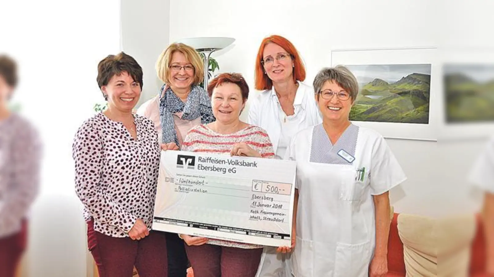 Marika Stadler, Elvira Köll und Aloisia Pöschl von der KFS überreichten Dr. Anna Bresele und Paula Rimpfl eine großzügige Spende (von links). 	 (Foto: kk/sf)