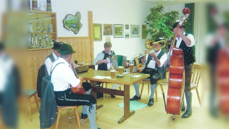 Musikanten und Sänger bereiteten dem Publikum einen zünftigen Volksmusik-Abend. (Foto: pi)