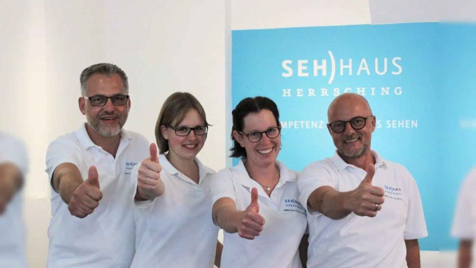 Die Augenoptikermeister v.l. Robert Feichtmeier, Daniela Bogner, Antonia Keser und Verkaufs- und Modeberater Roland Ehmer beraten gerne und freuen sich auf interessierten Besuch. (Foto: Sehhaus Herrsching)