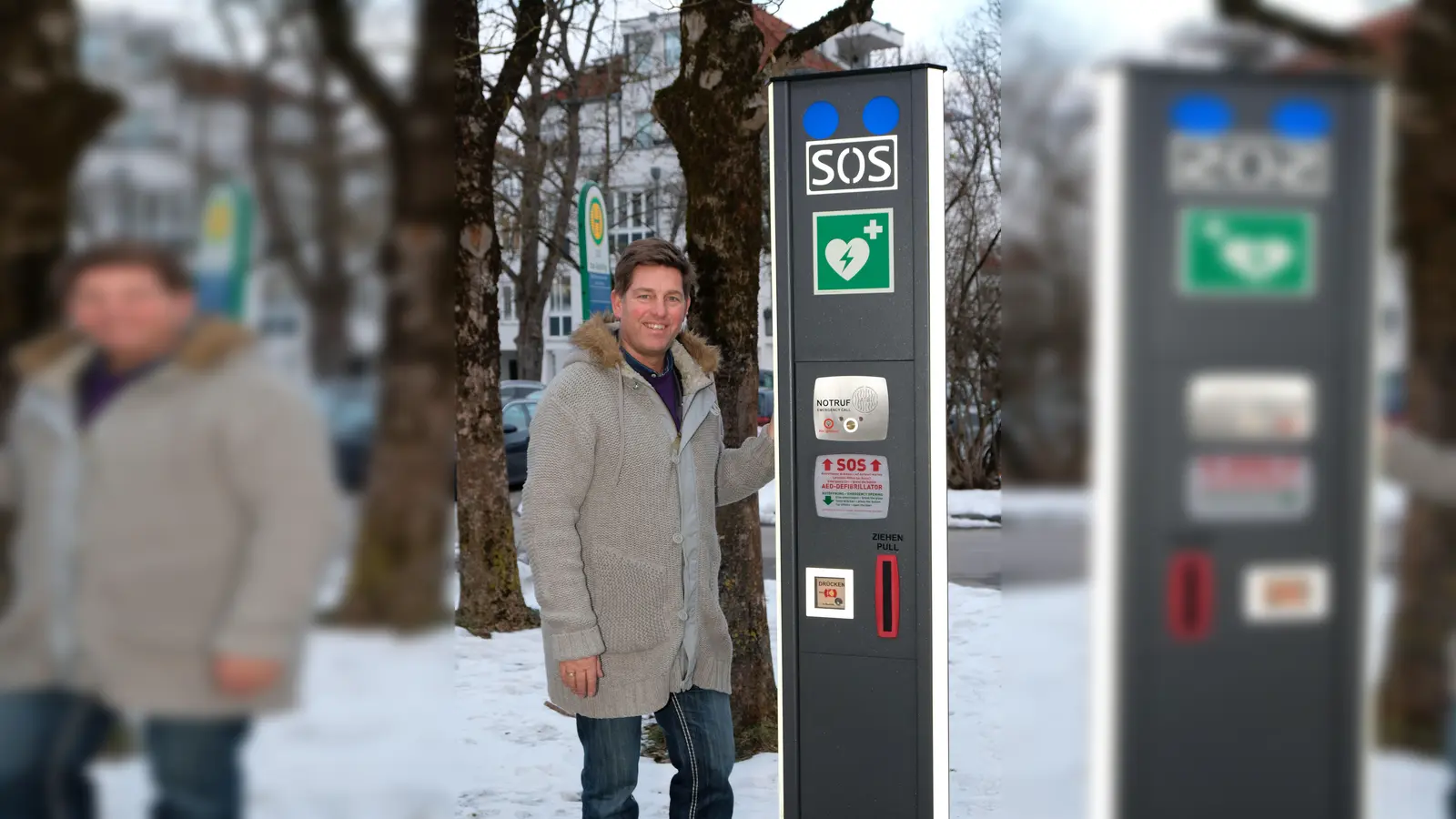 Bürgermeister Ullrich Sander freut sich, dass jetzt in Taufkirchen an verschiedenen Stellen, wie hier an der S-Bahn Defibrillatoren aufgestellt worden sind. (Foto: VA)