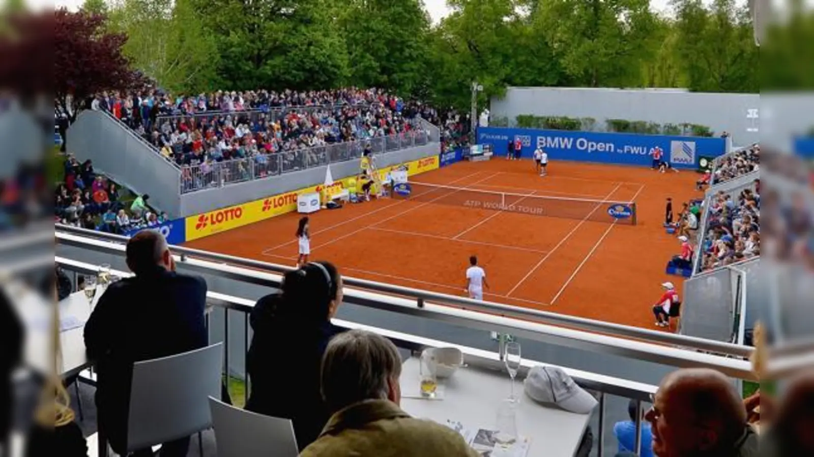 Aus dem Golden Racket Club by Käfer lässt sich das Geschehen auf dem Court hervorragend verfolgen.	 (Foto: VA)