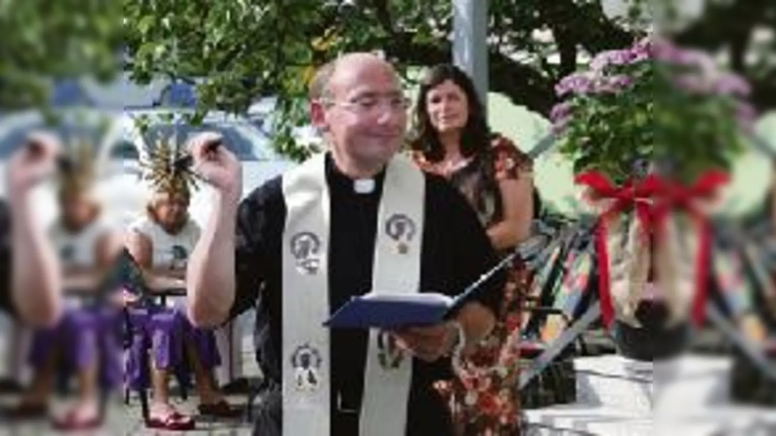 Impressionen von der Eröffnungsfeier: Pfarrer Dr. Ulrich Lindl weihte das Gebäude ein.  (Foto: wei/VA)