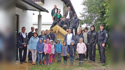 Die Kinder vom Kindergarten St. Maria freuten sich über das neue Holzhaus, das Zimmerer aus Bad Aibling als Abschlussarbeit gebaut hatten. 	 (Foto: VA)