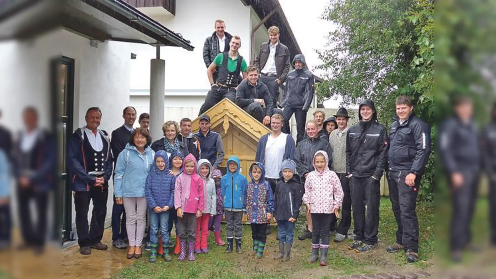 Die Kinder vom Kindergarten St. Maria freuten sich über das neue Holzhaus, das Zimmerer aus Bad Aibling als Abschlussarbeit gebaut hatten. 	 (Foto: VA)