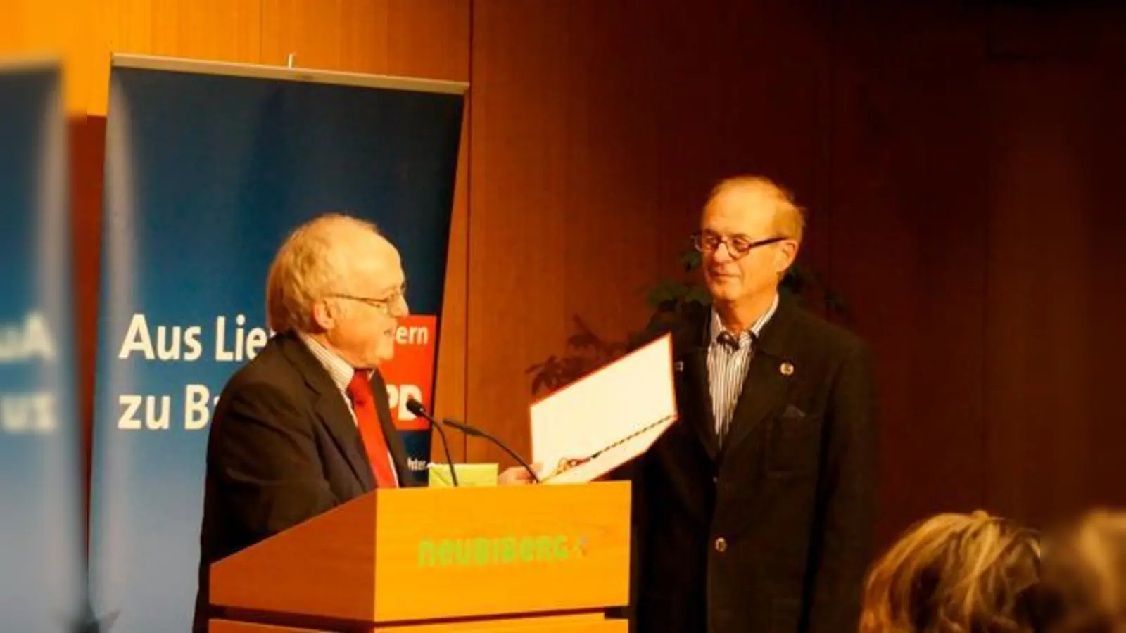 Vergnügt ehrte OV Vorsitzender Lothar Bruns (links) Peter Löw für 55 Jahre Mitgliedschaft im SPD-Ortsverein Neubiberg. 	 (Foto: Angela Boschert)