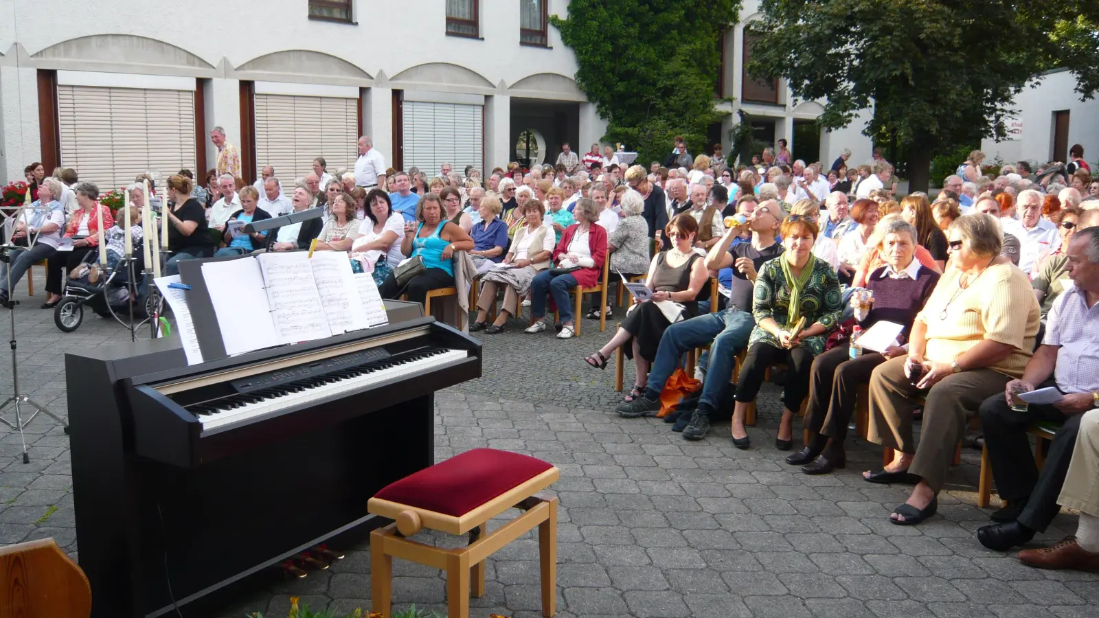 Im Innenhof von St. Stephan wird gemeinsam gesungen. (Foto: St. Stephan)
