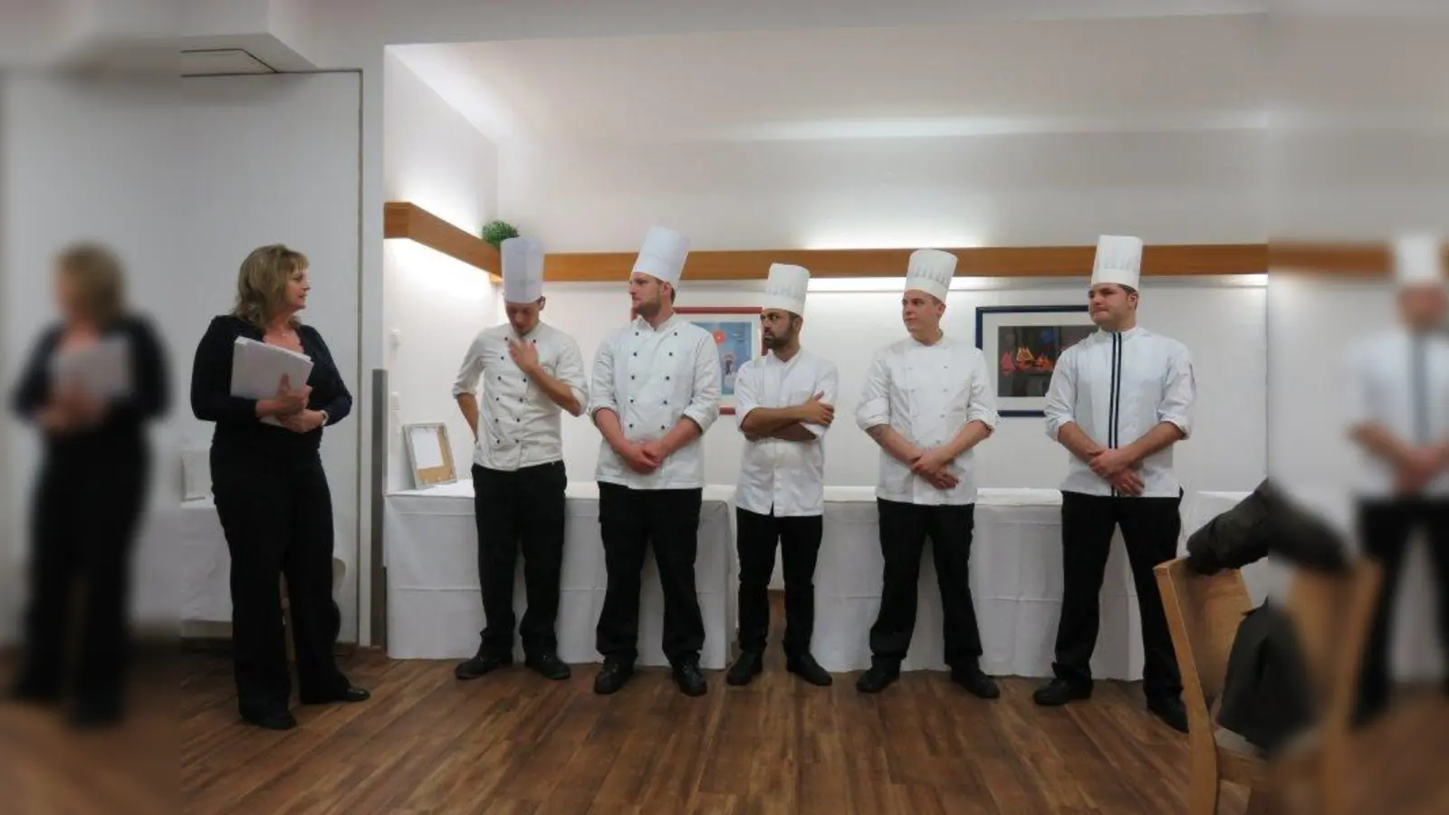 Gudrun Schultze von der IHK (l.) überreichte den frischgebackenen Meistern ihre Meisterbriefe. (Foto: Kermess)