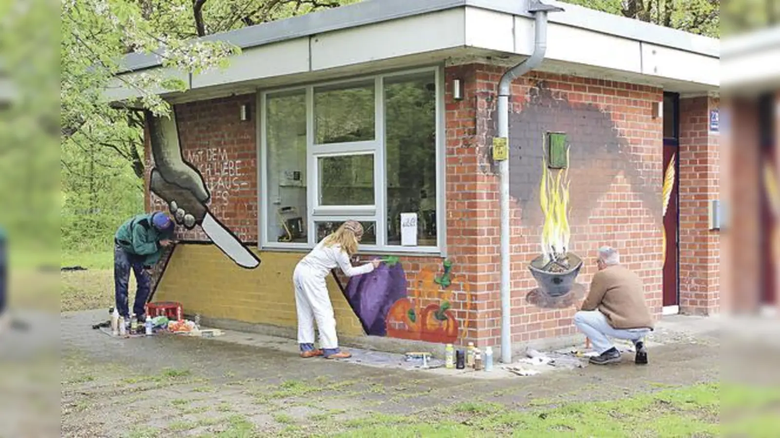 Lars, Charlotte und Robert bei den letzten Pinselstrichen am Trambahnhäusl.	 (Foto: Hannah Suttner)