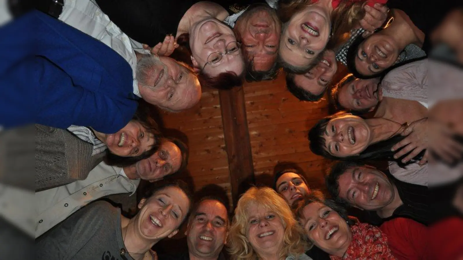 Mit Leidenschaft auf der Bühne: das Ensemble des Volkstheaters Lampenfieber. (Foto: pr)