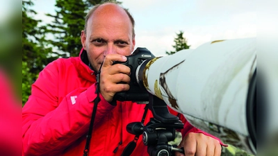 Der Dachauer Fotograf Paul Eschbach zeigt im Erdweger Rathaus seine großformatigen Aufnahmen aus dem Dachauer Moos. (Foto: Hubert Bauer-Falkner)
