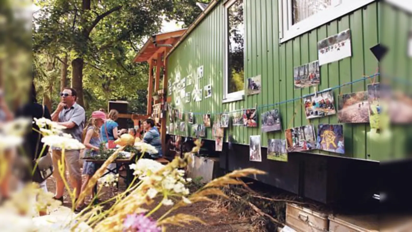 Rund um den Bauwagen konnten sich Interessierte über den Waldkindergarten informieren.	 (Fotos: privat)