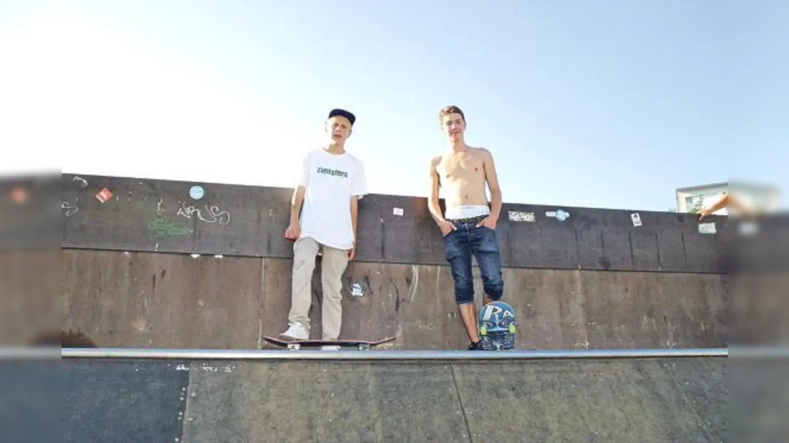 Die leidenschaftlichen Skater Tim (l.) und Nepo, hier noch im Park auf dem Feierwerk-Gelände, bekommen in Schwabing an der »Olympiaschleife« bald einen neuen Platz zum Austoben.	 (Foto: Sylvie-Sophie Schindler)
