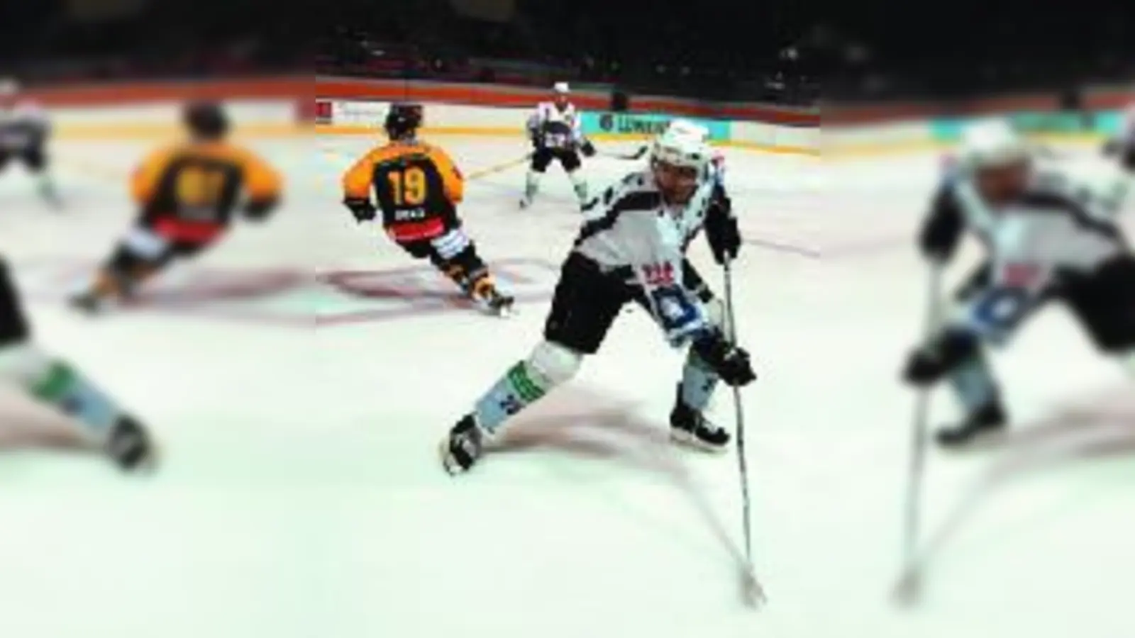 Nicht immer so auf der Höhe wie hier, war auch EHC-Verteidiger Rich Bronilla gegen Tölz.  (Foto: dc)