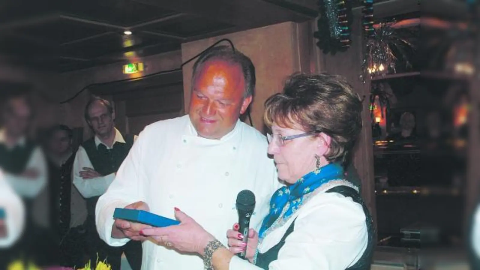 BA-Vorsitzende Ingeborg Staudenmeyer überreichte Hirschgartenwirt Johann Eichmeier ein Schild für das von ihm erstandene Stadtteil-Bild. (Foto: bb)