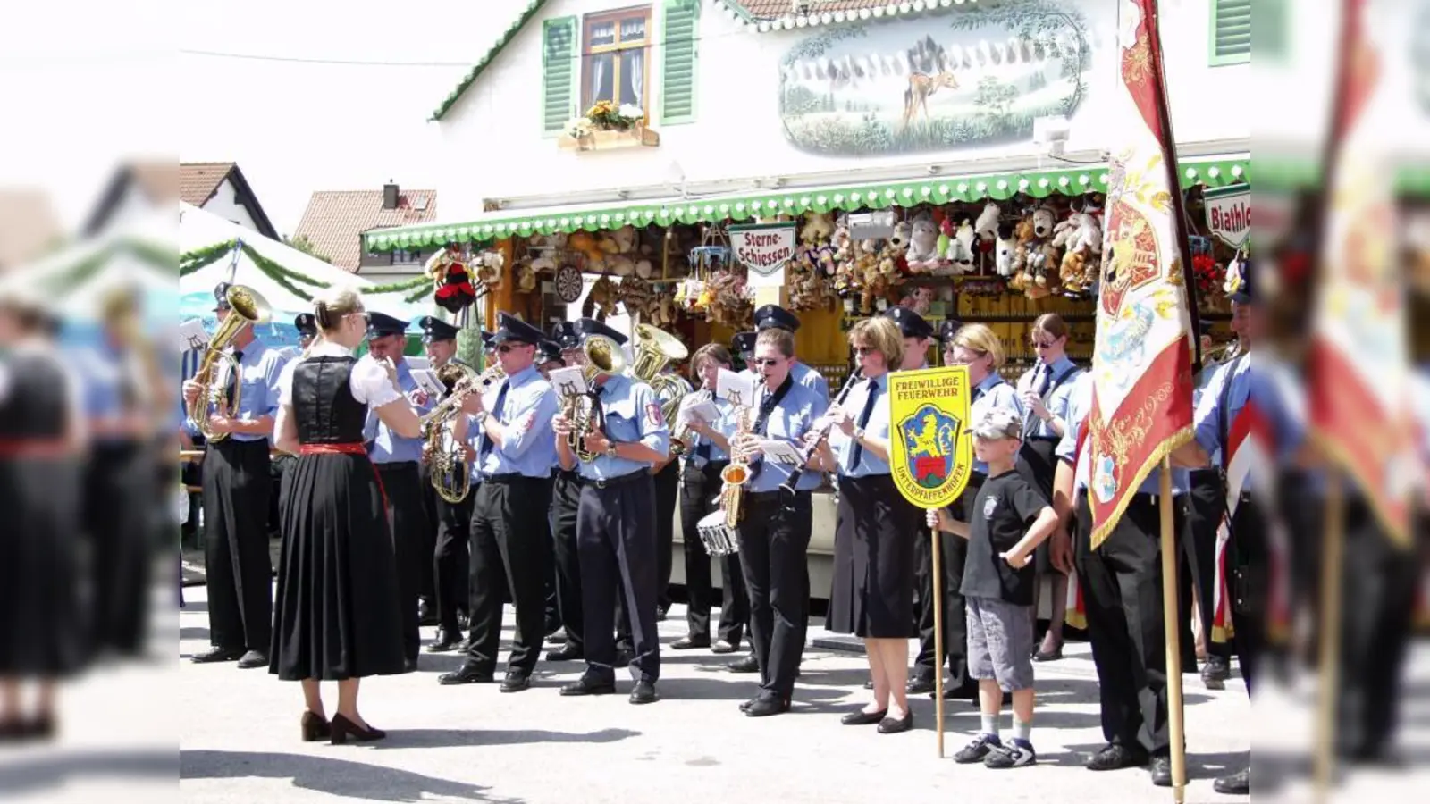 Die Blaskapelle der Freiwilligen Feuerwehr Unterpfaffenhofen spielte beim Festzug, beim Einzug der Fahnenabordnungen ins Zelt sowie vor und nach dem Anzapfen. (Foto: Eva Schraft)