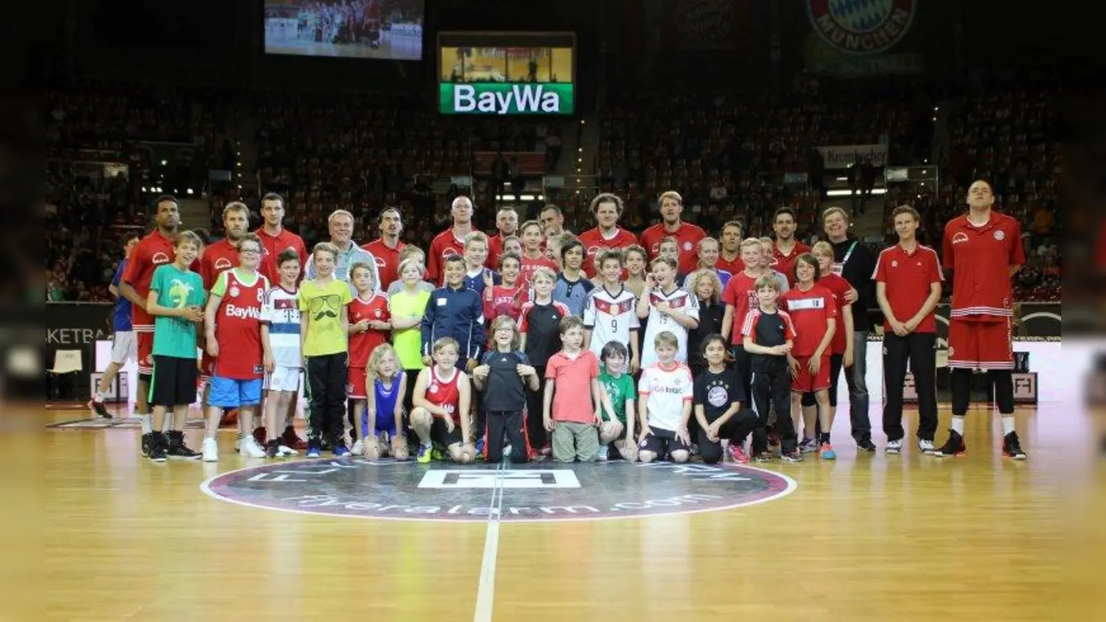 Eines der Highlights für die Nachwuchsbasketballer des TSV Solln und ihre Trainer: Das Gruppenfoto mit den Profibasketballern des FC Bayern München. (Foto: TSV Solln)
