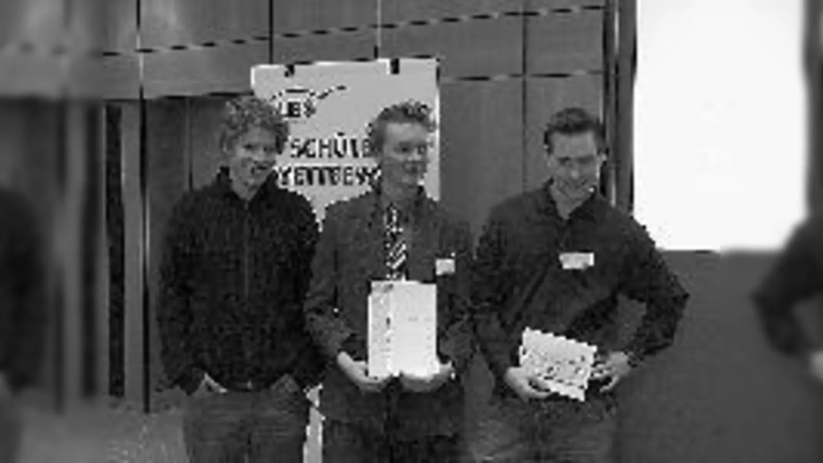 Christian Gnasmüller, Philipp Schumacher und Sebastian Schmidt (v.l.): der zweite Platz in der Sparte Video brachte 500 Euro.	 (Foto: LBS)