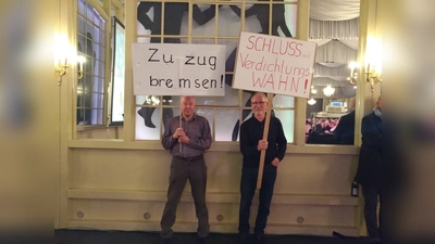 Dieter Glenz (li.) und Paul Schweiger (re. ) präsentierten auf ihren Transparenten plakativ das, was das breite Plemum bei der Informationsveranstaltung vergangene Woche von der Stadtspitze fordert. (Foto: Andrea Hinze)