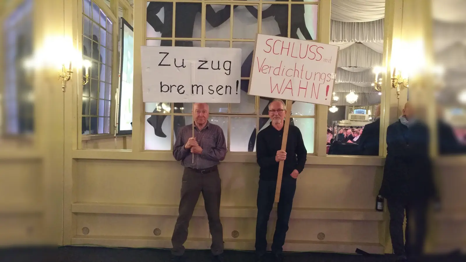 Dieter Glenz (li.) und Paul Schweiger (re. ) präsentierten auf ihren Transparenten plakativ das, was das breite Plemum bei der Informationsveranstaltung vergangene Woche von der Stadtspitze fordert. (Foto: Andrea Hinze)