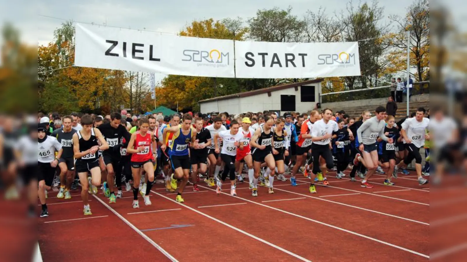 Den Startschuss für das bestens besetzte Teilnehmerfeld des Hauptlaufes gab Oberbürgermeister Andreas Haas. (Foto: Eva Schraft)