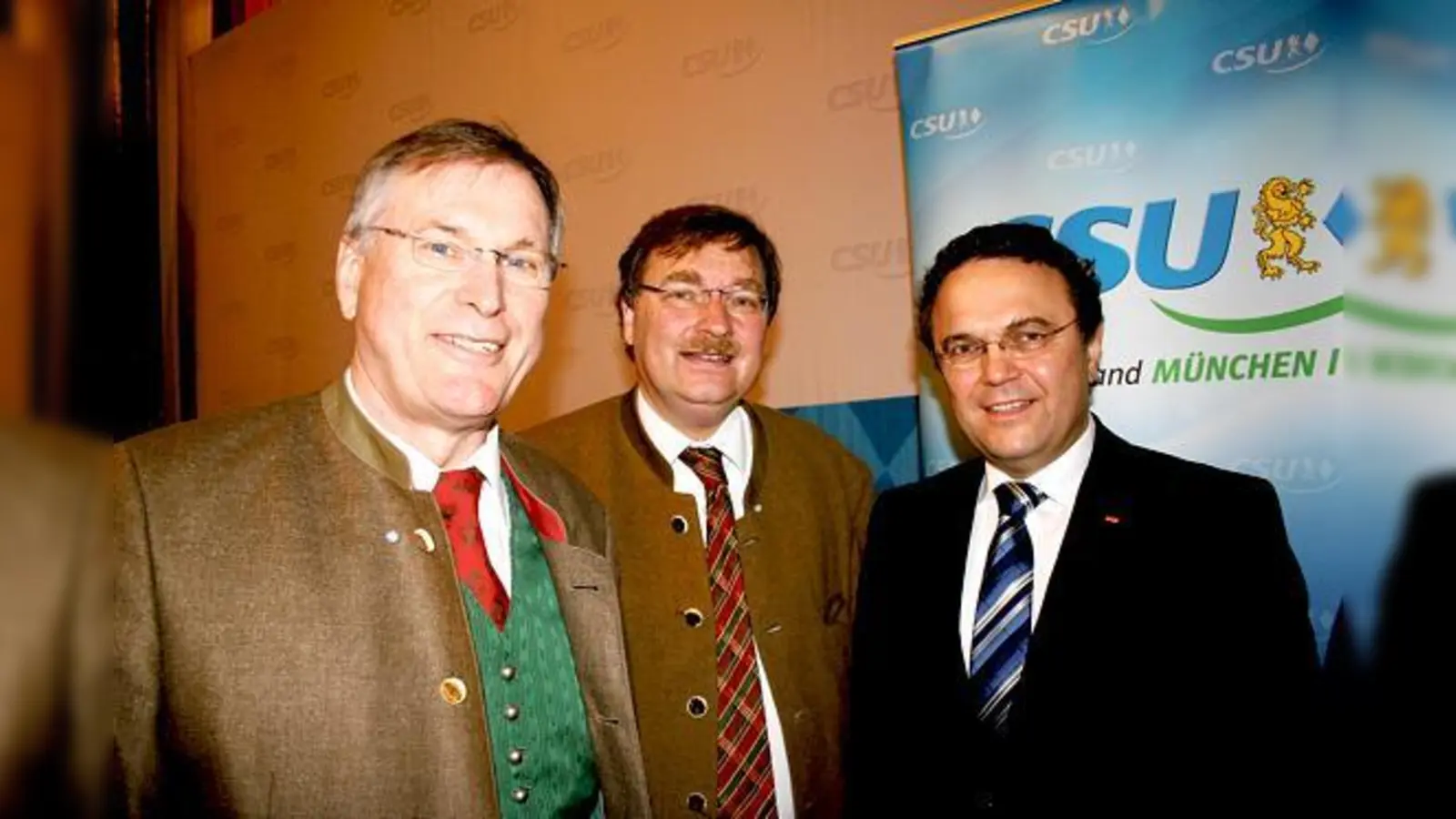 Bundesinnenminister Dr. Hans-Peter Friedrich, Landtagsabgeordneter Joachim Unterländer und Bundestagsabgeordneter Johannes Singhammer (von rechts) blickten auf das bevorstehende Jahr.	 (Foto: ws)