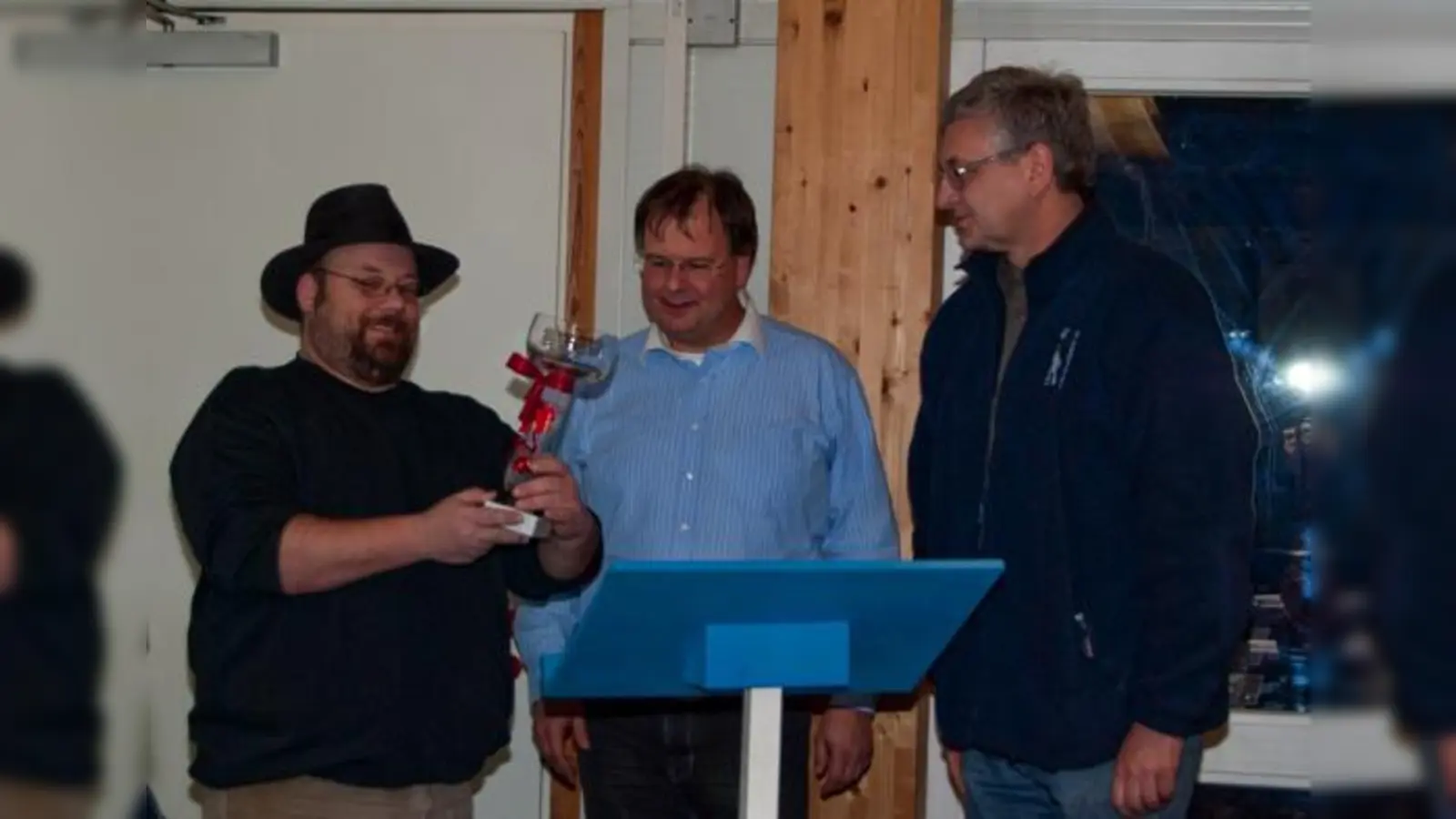 Bürgermeister Wolfgang Panzer (Mitte) und der Vorsitzende der SPD Peter Wöstenbrink (r.) übergaben dem Vorstand der Hachinger Stockschützen, Stephan Fuhrmann (l.), den neuen Pokal.	 (Foto: VA)
