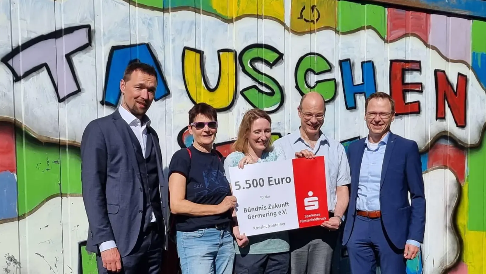 Freude bei der Übergabe des symbolischen Spendenschecks (v.l.): Dominik Heinrich, Andrea Tasche, Stefanie Pockrandt-Gauderer, Michael Lorenz und Harald Ernst. (Foto: Pockrandt-Gauderer)