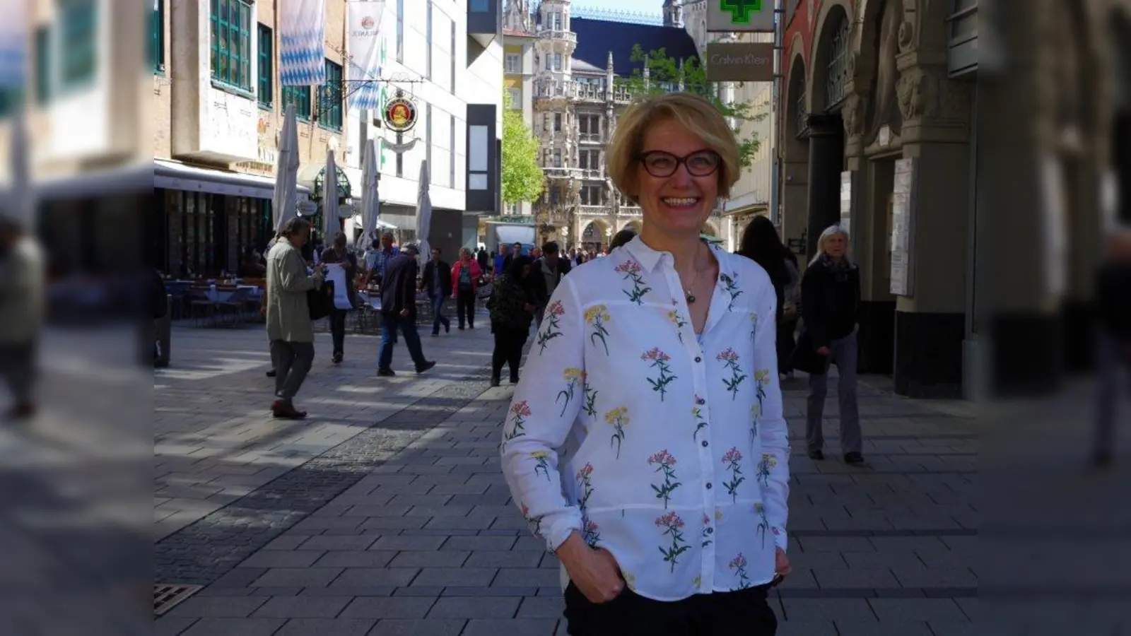 Passend zu ihrem Roman bietet die Autorin Heidi Rehn Spaziergänge durch Münchens Innenstadt an. Vom Bahnhof führt sie über den Marienplatz bis zum Rindermarkt und gibt Einblick in die faszinierende Welt und Geschichte einiger Münchner Kaufhäuser. (Foto: kö)