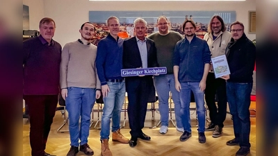 Oberbürgermeister Dieter Reiter und Vertreter der SPD-Fraktion nahmen die Petition zum Giesinger Kirchplatz von Mitgliedern der Bürgerinitiative entgegen.  (Foto: Melanie Staudinger)