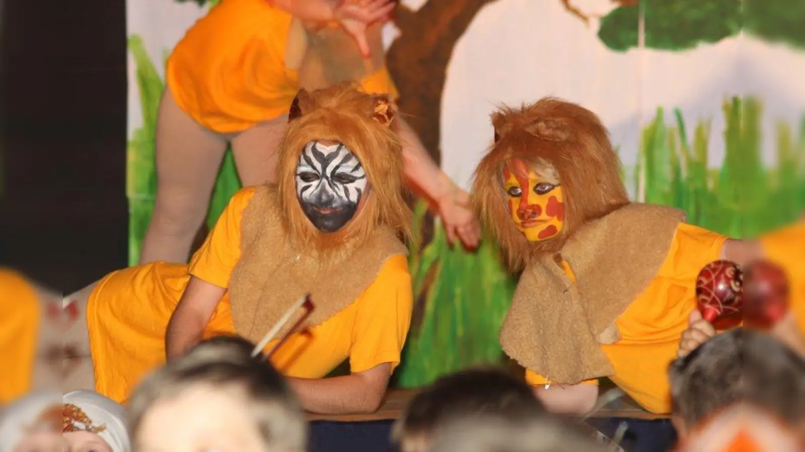 Beim diesjährigen Sommermusical führten die Grundschüler der Droste-Hülshoff-Schule das Stück „Tuishi pamoja“ von Sandra Engelhardt (Text) und Martin Maria Schulte (Musik) auf. (Foto: pi)