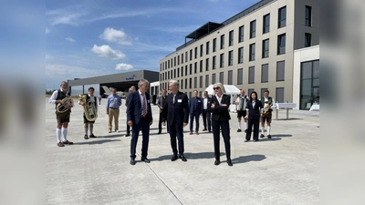 Christian Juckenack, Conrado Dornier und Martine Dornier-Tiefenthaler (vorne v.l.) mit anderen Ehrengästen vor dem neuen Empfangsgebäude. (Foto: pst)