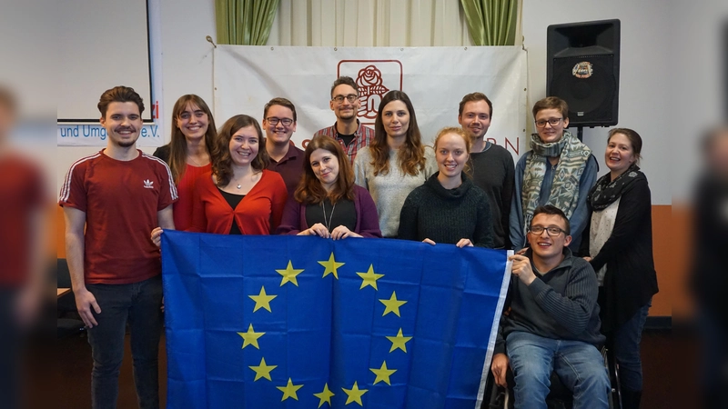 Der neu gewählte Vorstand der Jusos Oberbayern: Stefan Brix, Magdalena Wagner, Hannah Wagner, Sebastian Altmann, Jane Marino, Paul Werlich, Julia Worch, Angela Gleißl, Fabian Kors, Reka Molnar, Nico Wunderle und Sabine-Petra Hettler. (Foto: Jusos)