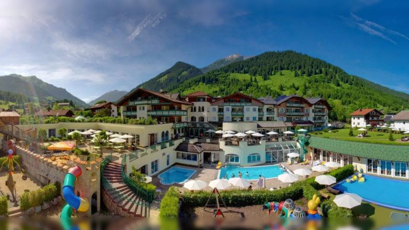 Herrlich gelegen und exklusiv ausgestattet: das Leading Family Hotel &amp; Resort Alpenrose<b></b>S (Foto: pi)