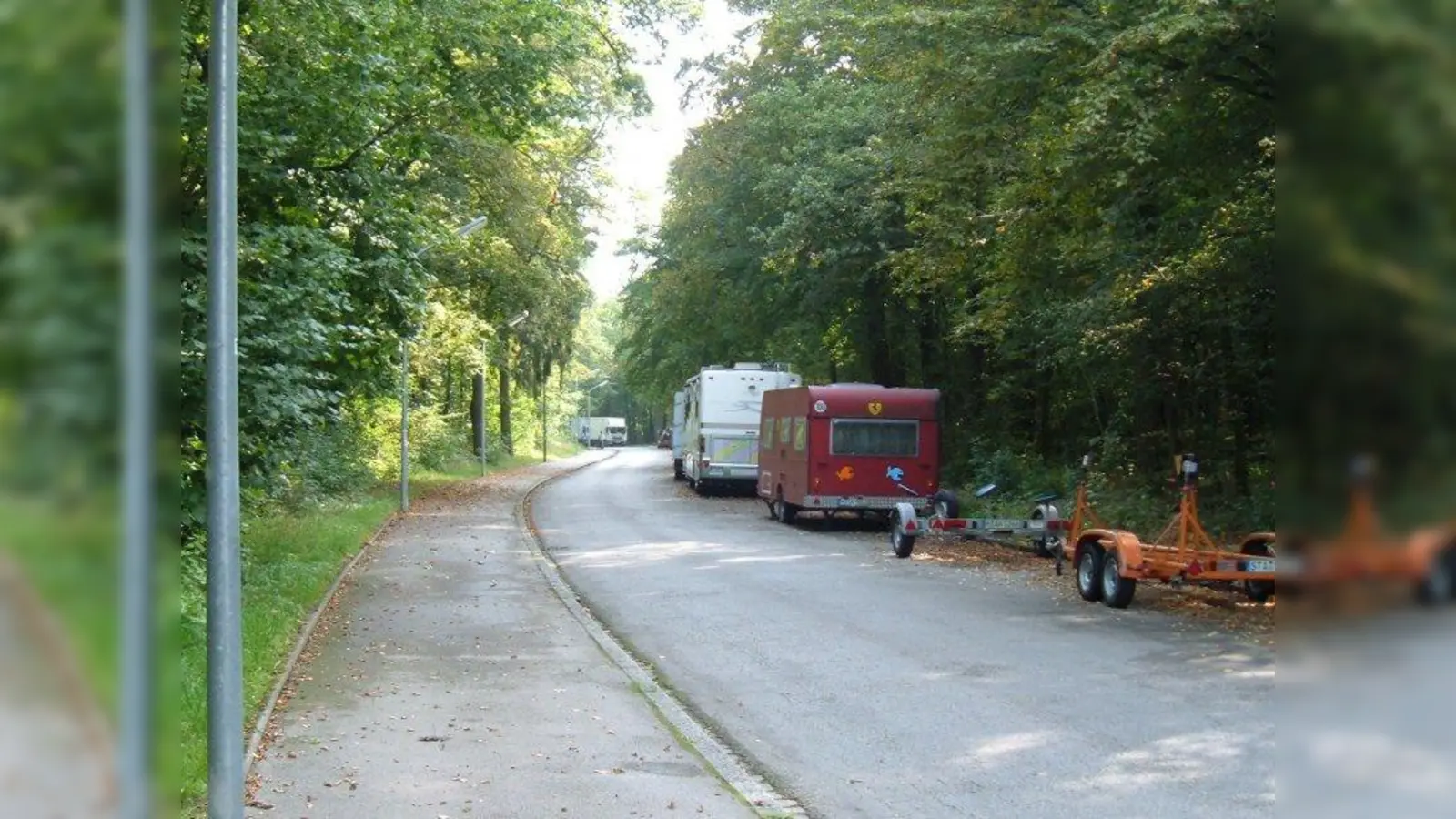 Anwohner wehren sich gegen dauerhaft geparkte Wohnwagen, LKWs und Anhänger in der Inninger Straße. (Foto: ah)
