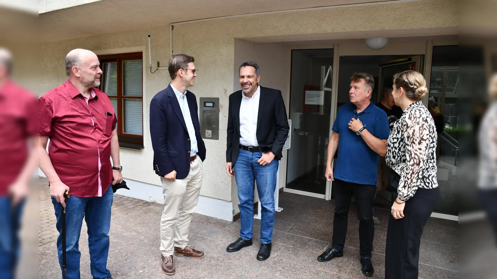 Dr. Stephan Pilsinger (2. v. l.) wird vom Leiter des Monsignore-Bleyer-Hauses, Stefan Baumgartner (Mitte), in Empfang genommen. „Herzlich willkommen” sagen auch Andreas Teltschik (l, Leiter der Ambulanten Dienste), Annika Müller (r, Leiterin des Wohnheims) und Verwaltungsleiter Andreas Fuchs (2. v. r.). (Foto: Riffert/KJSW )