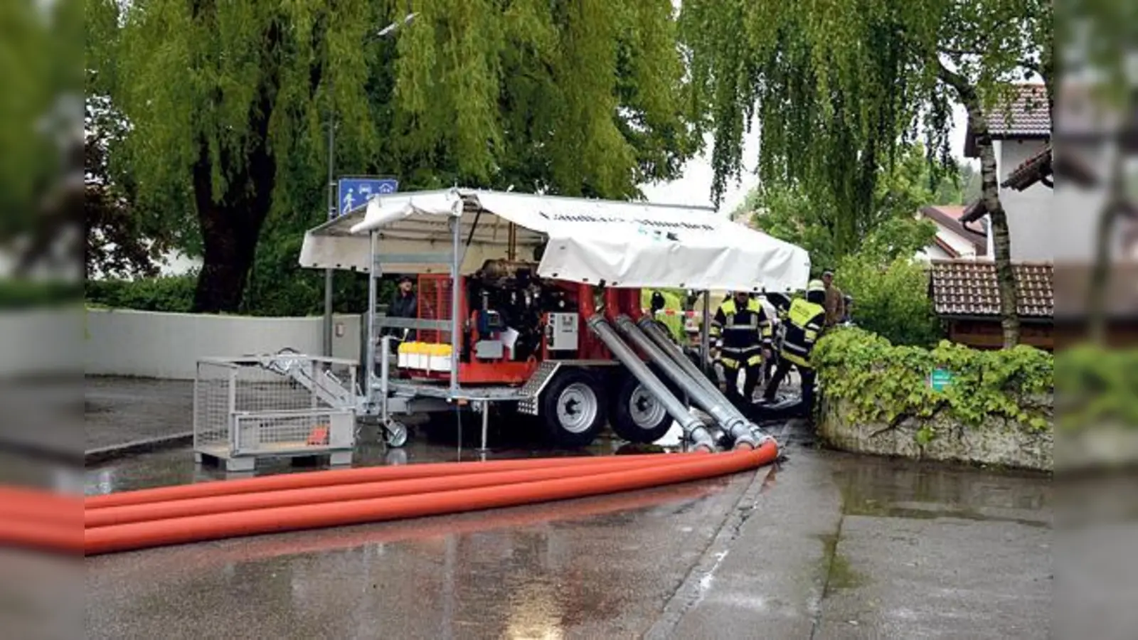 eim Pfingsthochwasser diesen Jahres kam diese Hannibal-Pumpe zum Einsatz, die pro Minute 15.000 Liter Wasser absaugen kann.	 (Foto: Kreisbrandinspektion)