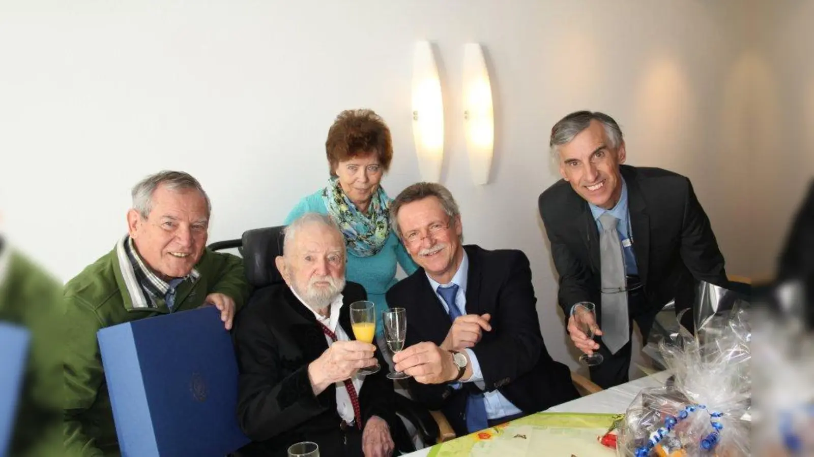 Kleine Geburtstagsrunde vorm Familienfest: der 103jährige Friedrich Spiegel-Schmidt mit seinem ältesten Sohn Walter und Schwiegertochter Christine sowie Bürgermeister Heinrich Hofmann und dem Leiter des Altenheims Ulrich Spies (v.l.). (Foto: us)