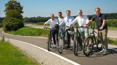 Bürgermeister Andreas Lutz, Maximilian Huber (Vertreter der Eigentümer) Dr. Andreas Lenz (MdB), Thomas Huber (MdL) und Landrat Robert Niedergesäß freuen sich über den schönen, neuen Radweg. (Foto: Landratsamt Ebersberg)