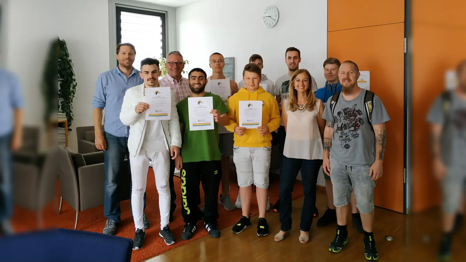 Zur Würdigung ihrer ehrenamtlichen Tätigkeiten erhielten die Schüler die Zertifikate der Kinder- und Jugendfarm überreicht. (Foto: Schule)